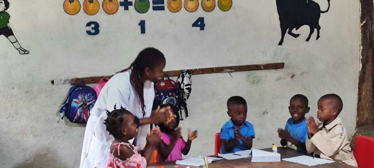 Crianças em Moçambique brincando e sorrindo