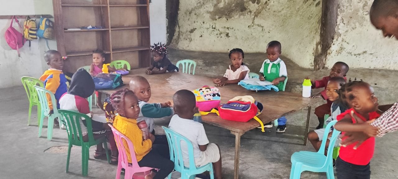 Grupo de crianças moçambicanas estudando